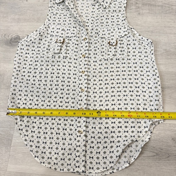 Dex Sleeveless Collared Button Down Casual with Geometric Print and Gold Accents - Picture 8 of 17